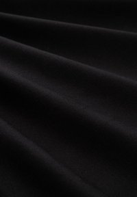 Zwarte stof met een gladde, matte textuur, met subtiele plooien en een gelijkmatige, consistente uitstraling zonder zichtbare patronen of accenten.