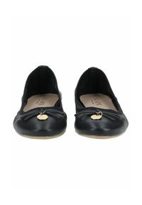 Pantofole ballerine in pelle nera con punta tonda, dettaglio a fiocco decorativo e piccolo charm dorato davanti. Texture liscia e suola flessibile.