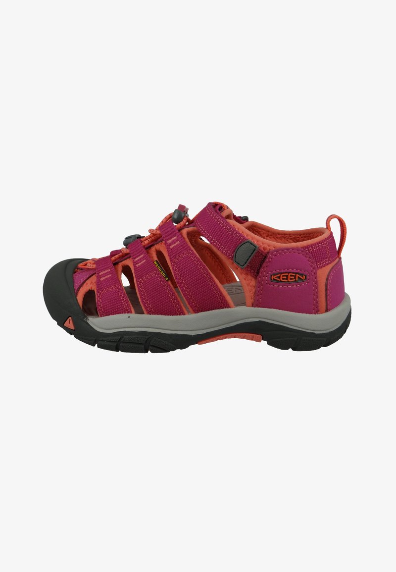 Sandale athlétique pour enfants avec dessus en textile rose et orange, sangles réglables et semelle en caoutchouc noire. Dotée d'un design à bout fermé pour une protection.