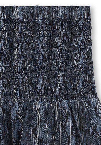 Jupe smockée noire et bleue avec motif en imprimé serpent, dotée d'un ourlet volanté et d'un tissu texturé. Taille ajustable pour un meilleur ajustement.