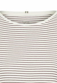 Gestreepte top met een witte basis en smalle bruine strepen, met een ronde halslijn en een ribbelstructuur. Bevat geen aanvullende details.