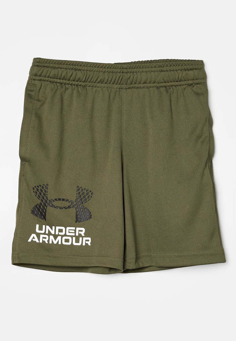 Shorts de sport vert olive en tissu lisse, avec un logo noir et le texte "UNDER ARMOUR" sur la jambe gauche, taille élastique.