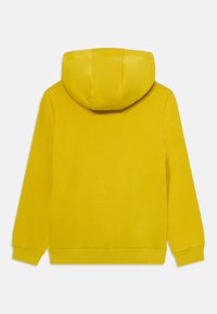 Hanorac galben din material moale, cu o glugă mare și rotunjită. Prezintă manșete și tiv cu ríbă. Design simplu, vedere din spate fără detalii suplimentare.