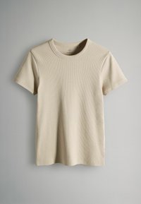 Bēša ribota T-krekla ar apaļu kakla izgriezumu un īsām piedurknēm, ar mīkstu tekstūru un taisnu griezumu bez rotājumiem.