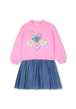Pink langærmet top med farverige hjerte-patches og blå glitrende plisseret nederdel fastgjort, der danner en kjole til et barn.