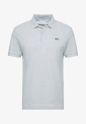 Polo shirt en coton gris avec une patte de boutonnage à trois boutons et des manches courtes. Présente un petit logo brodé sur la poitrine gauche.