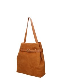 Sac cabas en daim marron avec deux bretelles en cuir et une ceinture assortie avec une boucle argentée autour du haut à l'avant.
