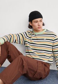 Ellesse DRILLAR - Oldalzsebes nadrágok - dark brown