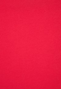 Roter Baumwollstoff mit glatter Textur, einheitlicher Oberfläche und ohne sichtbare Muster oder Details. Geeignet für Kleidung oder Accessoires.