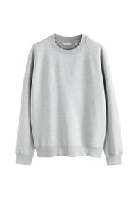Lys grå sweatshirt lavet af blødt stof med rund halsudskæring, ribbekanter ved ærmerne og forneden. Har lange ærmer og en afslappet pasform.