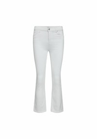 Pantalones vaqueros blancos acampanados de denim con una cintura de media altura, que cuentan con un cierre de botón y un diseño de cinco bolsillos. Textura suave, líneas limpias.