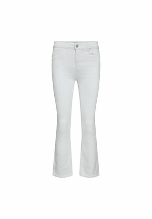 Weiße ausgestellte Jeans aus Denim mit mittelhohem Bund, mit Knopfverschluss und Fünf-Taschen-Design. Glatte Textur, klare Linien.