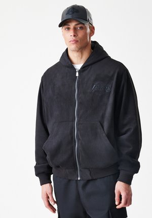Sweatshirt com fecho à frente, feito de um suave tecido de camurça preto, com um bolso tipo canguru e punhos canelados. Inclui detalhes discretos em preto com o logótipo "Lakers".