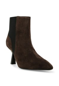 Stivaletto marrone in camoscio con punta appuntita, pannelli laterali elastici e tacco a blocco nero per un supporto extra. Texture liscia su tutta la superficie.