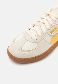Puma PALERMO MODA JR UNISEX - Tossud - warm white/flaxen/alpine snow