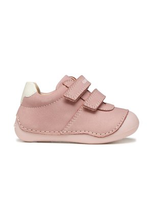 Zapato rosa para niño pequeño con dos tiras de Velcro, parche blanco en el talón, suela blanda y costuras visibles sobre un fondo blanco.
