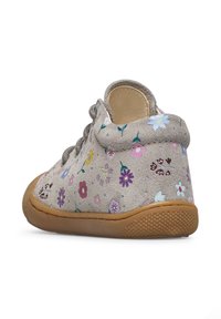 Scarpa beige in suede con stampa floreale in viola, rosa e blu. Design alto con suola in gomma e tallone testurizzato per una migliore aderenza.