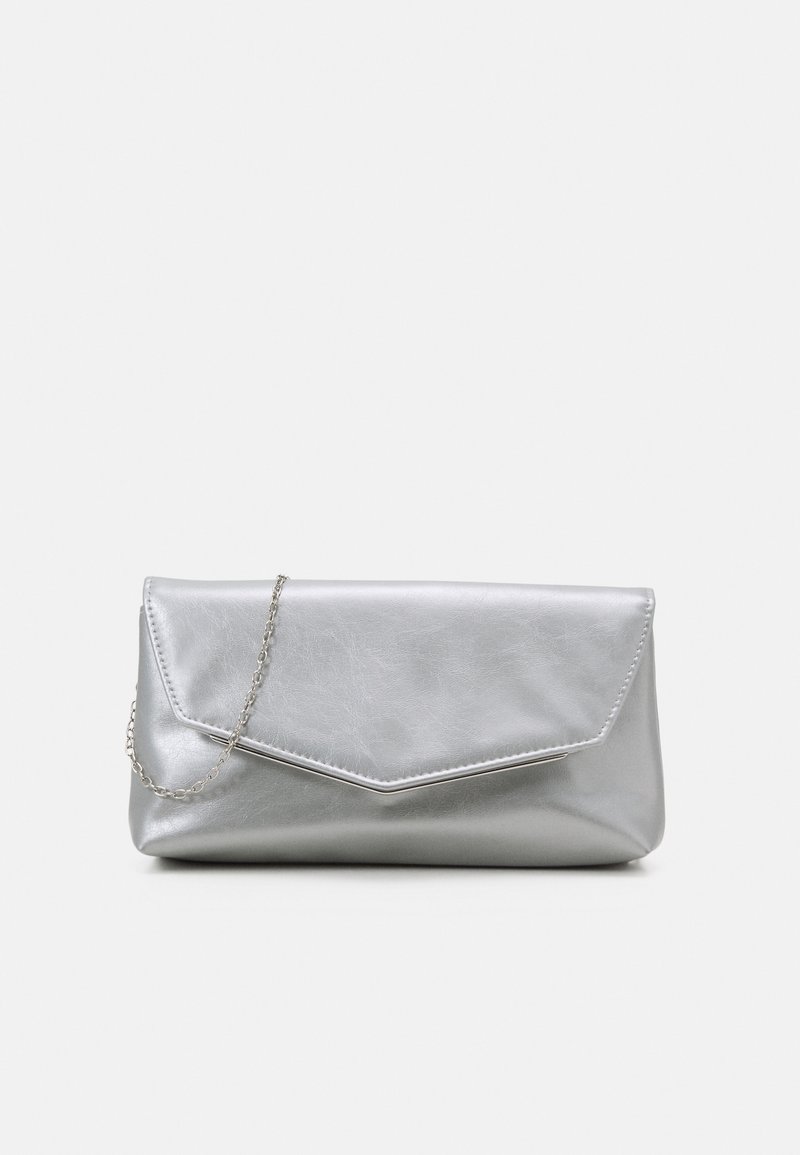 Pochette enveloppe métallique argentée avec une fine chaîne argentée, présentée sur un fond clair uni.