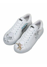 White sneakers featuring cartoon illustrations of Tom and Jerry on the sides. Smooth leather material, lace-up design, and rubber soles.
