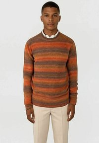 Herre genser med horisontale striper i oransje, brune og gråtoner. Strikket stoff med ribbet mansjetter og nederkant. Klassisk rund hals-design.