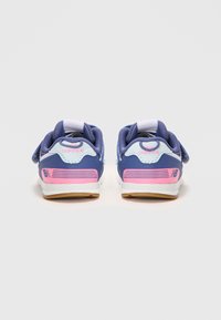 Baskets de sport bleues et blanches avec des accents roses, dotées d'une tige en mesh, d'une sangle en Velcro et d'une semelle en caoutchouc texturée avec un motif à rayures.
