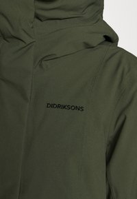 Veste Didriksons vert olive avec capuche, coutures visibles et nom de la marque brodé en noir sur la poitrine.