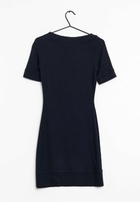 Vestido azul marino de manga corta con escote redondo y silueta ajustada, hecho de tela suave. Mostrado en una percha negra.