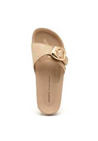 Sandale slide beige avec une bride en cuir lisse, un grand accent de boucle dorée et une semelle rembourrée présentant un texte de marque imprimé.