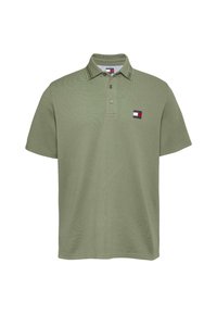 Polo de color verde oliva hecho de tejido texturizado, con un cierre de tres botones y un pequeño parche de logo en rojo, blanco y azul.