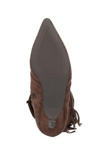 Brązowy botek zamszowy z ostrym noskiem, ozdobnymi frędzlami oraz teksturowaną gumową podeszwą. Posiada boczny zamek błyskawiczny ułatwiający zakładanie.