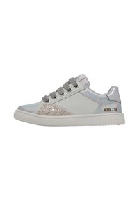 Zapatilla blanca con acentos holográficos, purpurina en el lateral, cordones grises y una suela blanca texturizada. Presenta la etiqueta de marca "NTR-74" en el talón.