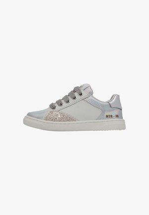 Weiße Sneaker mit holografischen Akzenten, Glitzer an der Seite, grauen Schnürsenkeln und einer strukturierten weißen Sohle. Enthält das Markenlabel "NTR-74" an der Ferse.