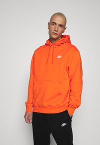 Nike Sportswear SPORTSWEAR CLUB FLEECE - Sweatshirt com capuz - electro orange