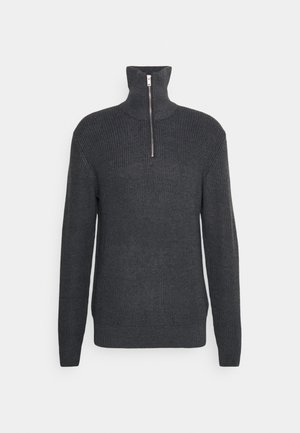 Mørkegrå strikket sweater med høj krave og halvlukning. Ribbet tekstur hele vejen igennem, tætsiddende ærmekanter og lige kant.