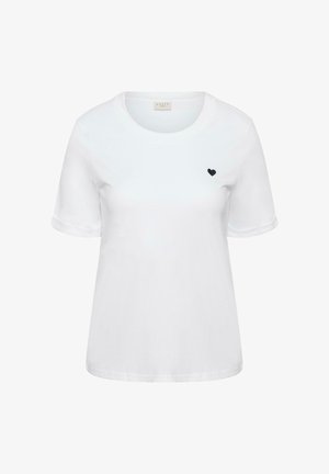Camiseta blanca de manga corta con cuello redondo y pequeño emblema de corazón negro en el pecho izquierdo.