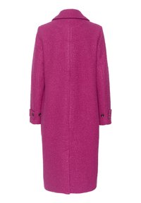 Cappotto lungo in misto lana fucsia con una finitura morbida e testurizzata, caratterizzato da un colletto a revers e polsini con bottoni, mostrato da dietro.