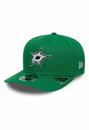 Grüne Baseballkappe mit weißem und schwarzem besticktem Sternlogo mit einem "D" vorne und einem gebogenen Schirm mit Größenaufklebern.