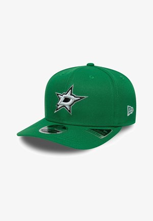 Casquette de baseball verte avec un logo étoile brodé blanc et noir comportant la lettre "D" à l'avant, et une visière courbée avec des autocollants de taille.