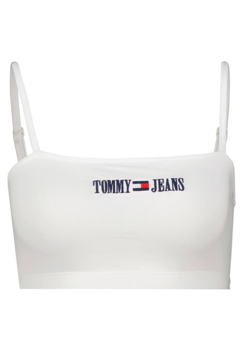 Biały top na ramiączkach spaghetti, z niebieskim i czerwonym haftowanym napisem "TOMMY JEANS" na środku. Wykonany z gładkiego, elastycznego materiału.