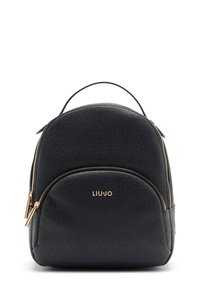 Melnas mākslīgās ādas mugursoma ar apaļu formu, zelta detaļām, izteiktu priekšējo kabatu un smalku teksturētu rakstu. Rotāta ar logotipa detaļu.