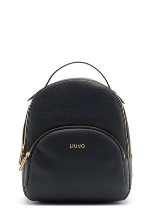 Černý batoh z umělé kůže s kulatým tvarem, zlatým kováním, výraznou přední kapsou a jemným vzorem s texturou. Má detaily s logem.