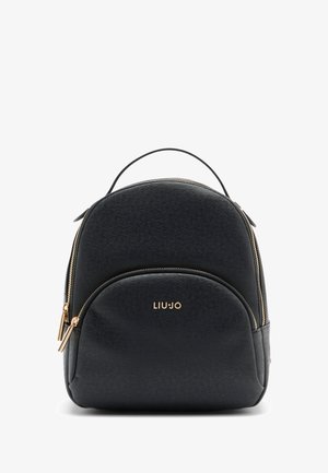 Svart ryggsäck i fuskläder med rundad form, guldfärgade beslag, framficka iögonfallande och subtilt mönster med struktur. Har logodetalj.