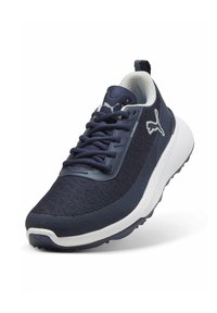 Marinblå sportig sko med en texturerad meshoverdel, vit mellansula och gummiyttersula. Har en dragflik och kontrasterande logotypaccenter.