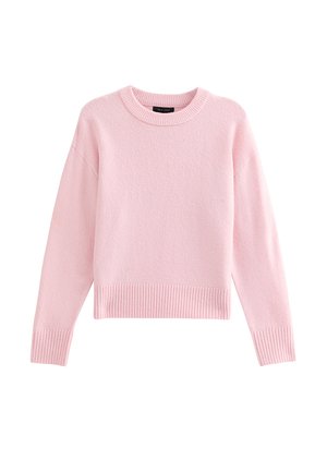 Miękki różowy sweter dziany z długimi rękawami, prążkowanymi mankietami, krawędzią oraz okrągłym dekoltem, wykonany z tkaniny o puszystej strukturze.