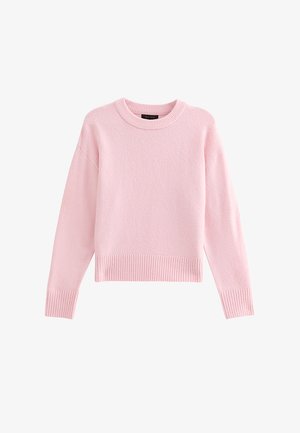 Miękki różowy sweter dziany z długimi rękawami, prążkowanymi mankietami, krawędzią oraz okrągłym dekoltem, wykonany z tkaniny o puszystej strukturze.