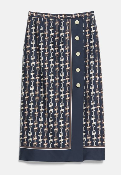 Jupe midi bleu marine avec motif vertical étrier en blanc et marron, avec une fermeture à boutons sur le devant comprenant cinq boutons ronds beige.