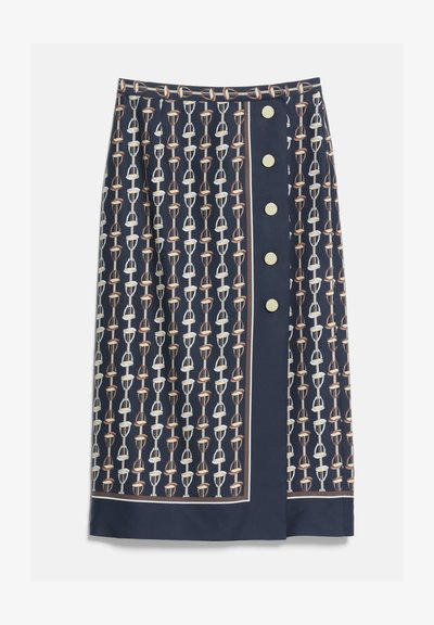 Jupe midi bleu marine avec motif vertical étrier en blanc et marron, avec une fermeture à boutons sur le devant comprenant cinq boutons ronds beige.