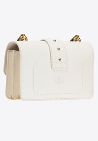 Borsa a tracolla bianca in pelle con un design strutturato, caratterizzata da una pattina frontale, hardware color oro e borchie decorative. Logo in rilievo discreto.