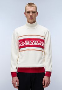 Cremfarbener Rollkragenpullover mit roten Rippenbündchen und Saum. Verfügt über horizontale Streifen in Rot, Blau und Orange mit dem Schriftzug "NAPAPIJRI" über der Brust.