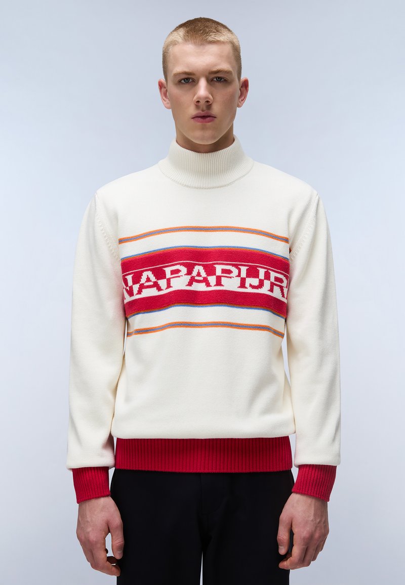 Cremfarbener Rollkragenpullover mit roten Rippenbündchen und Saum. Verfügt über horizontale Streifen in Rot, Blau und Orange mit dem Schriftzug "NAPAPIJRI" über der Brust.